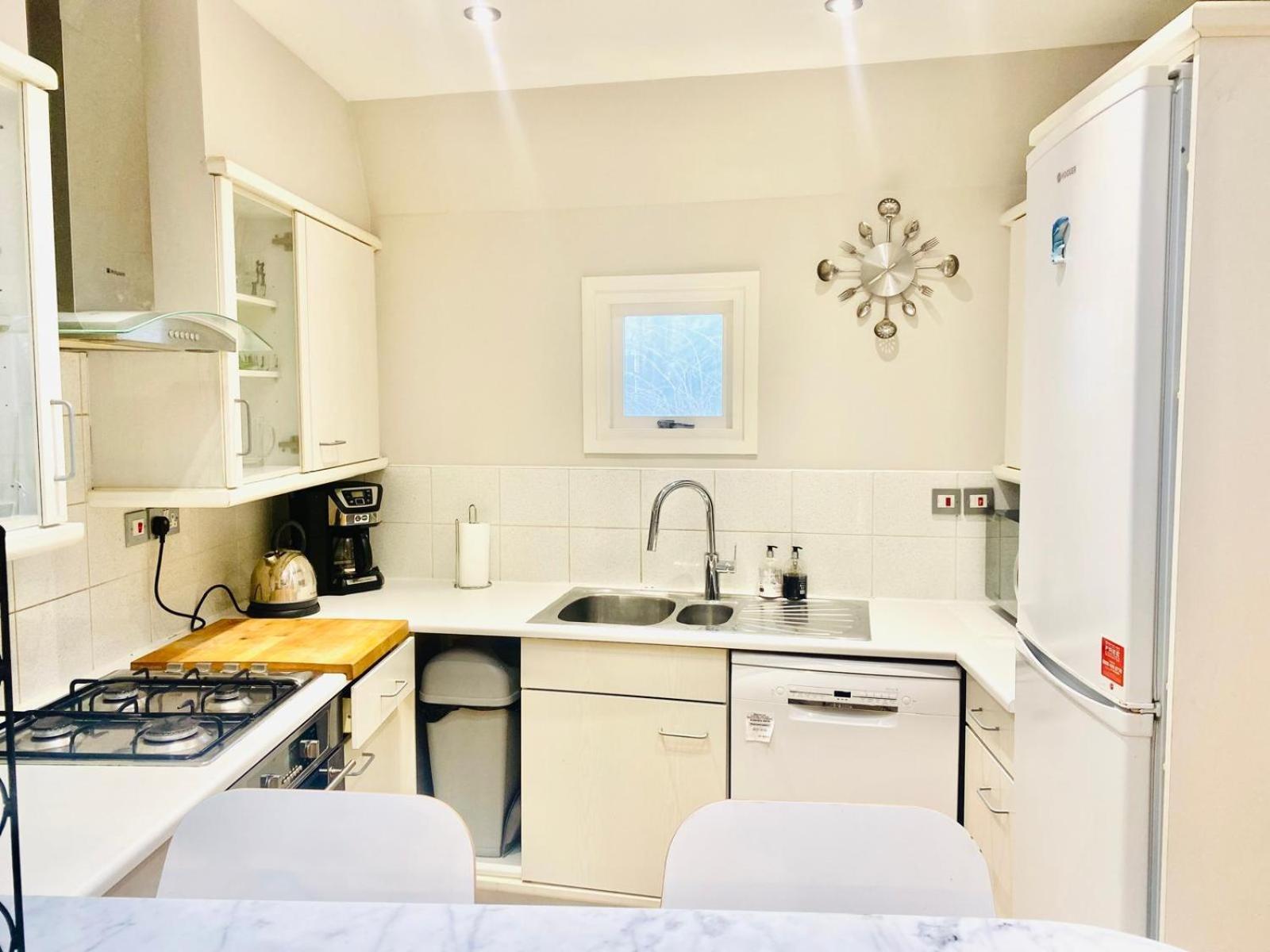 Large Self-Contained Cozy Studio London Exterior photo