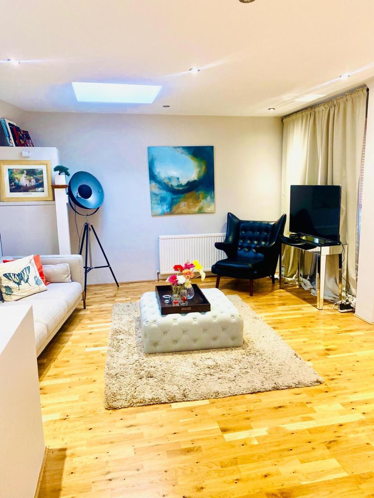 Large Self-Contained Cozy Studio London Exterior photo